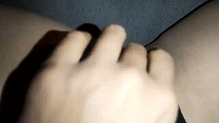 Saya berada di kereta sendirian dan dengan nafsu saya sentuh faraj saya, alangkah sedap saya basah tanpa batang