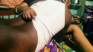 ป้าในหมู่บ้านโดนหนุ่มทมิฬเลียหีอย่างกระตือรือร้น