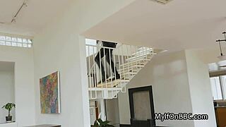 Ε, θέλεις να δεις αυτόν τον BBC τύπο να χτυπάει μια σκουληκιά νοικοκυρά;