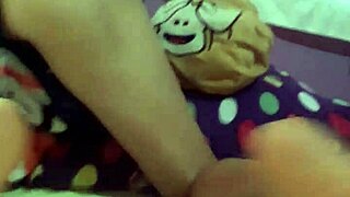 Linda 18+ holka hlasitě sténá při drhnutí růžové kundy