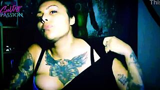 섹시 라틴아 란제리 오일 피부 찢어진 옷 스트립티즈로 가슴 플래싱