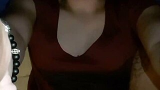 포르노스타가 미스터리한 666666666 장면에서 야한 연기