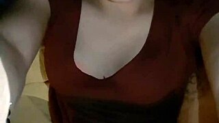 포르노스타가 미스터리한 666666666 장면에서 야한 연기