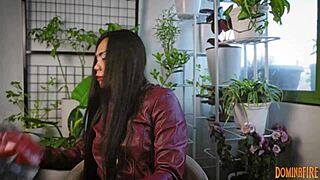 Usnjene rokavice gladijo kožo v fetiš ASMR seansi