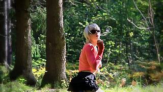 Kakšne skrivnosti skriva ta shemale v gozdni solo igri?