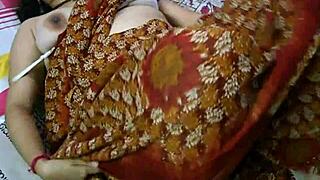 Indian Aunty Fingering Her Fat Desi Pussy!