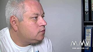 Mann, jeg kan ikke slutte å slikke Petra, den modne rådgiveren, med de store puppene å svelge!