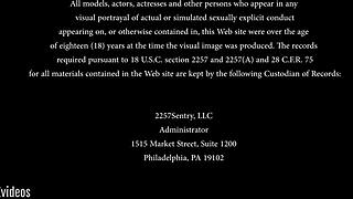 Alázatos szőke Ashley Lane-t betömik, elfenekelik és wedgiezik az erdőben éjjel, ó istenem.