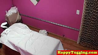 Busty azijska maserka drka klienta v supergah skrivaj