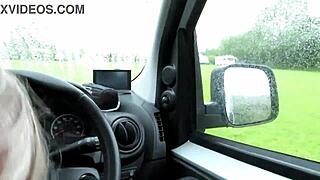 Домохозяйка поймана в горячем автомобильном действии на кемпинге