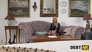 Debt4K Домохозяйка Виктория Пьюр решает проблему, обслуживая член коллектора!