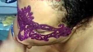 Puta punhetando e tirando leite de pica