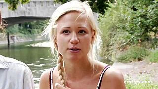 Geboren in Berlijn, zij neukt haar vriend.