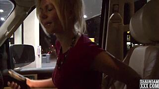 Fellation salle de bain avec gorge profonde intense