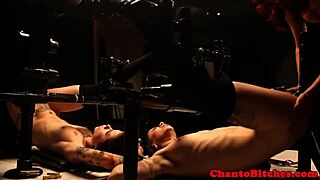 Лесби-госпожа доминирует над субмиссивами в связанном бондаже фемдом BDSM