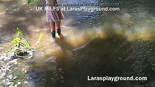 Britská MILF se ptá: Chceš vidět, jak se špinavím v divočině s velkými kozy?