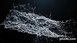 Katson näitä suudeltavia lesbo nymfejä kasteltavan pissalla ja roiskivan heidän märkiä pillujaan