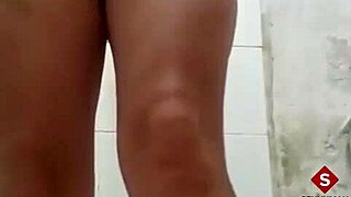 Calentándome en la Bañera Metiendo los Dedos