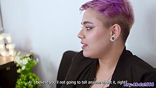 dejo que mi jefe me folle para mantener mi trabajo en la oficina