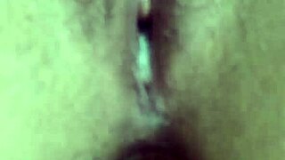 Irmãzinha cadela rebolando e abrindo buceta pro irmão pauzudo 😈