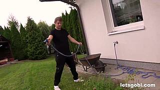 Bisex kertész elkapták egy gőzös pár baszását nézve