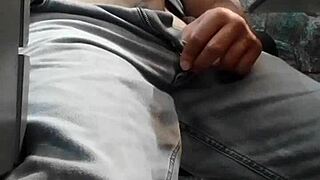 Maduro punhetando sozinho