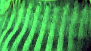 Candie Cross klečí na horkou facial blowjob seanci