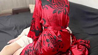 blonde rubs pussy on brunette