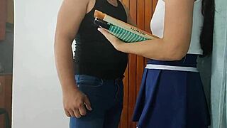 ภรรยาเพื่อนบ้านไม่อยู่ ฉันถือโอกาสนำหนังสือไปส่งบ้านเขา แล้วเราก็เย็ดกันก่อนที่เธอจะกลับ 😜