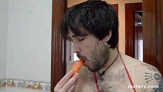 Rodrigo og Xochipilli leger med mad i køkkenet