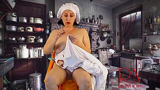 सिंडरेला एपिसोड 2: सौतेली माँ के लिए नंगी सिलाई, खुद को छुए बिना!