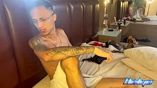 El chico joven 18+ me folló el culo duro.