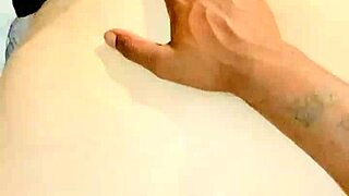 Pomalejší interracial creampie scéna