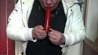 Biseksuel crossdresser leger med legetøj og går ass to mouth