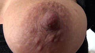 Amatérská nevlastní máma odhaluje zralé tělo zvídavému nevlastnímu synovi k prozkoumání