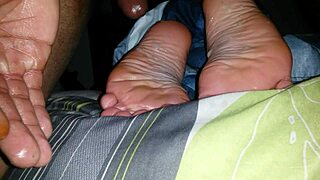 Ngentot keras kaki tidur dengan cum