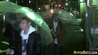 азиатские парни в японской групповухе трахаются по кайфу