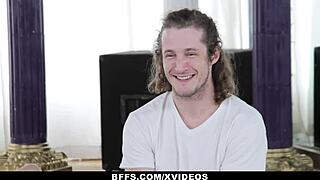 Kamarátky 18+ sa vybláznia s divným jogínom v spandexe