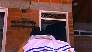 La Madrastra De Su Amiga Tenia Una Voz Suave Y Sensual Que Lo Hacia Sentir Como Si Estuviera En Un Sueño Cada Vez Que Hablaba Con Él