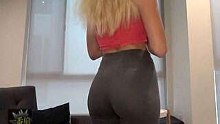 Fersk 18-åring sunn skjønnhet får dyp creampie i barbert fitte - Hannas første gang