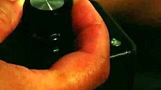 Максин X трет клитор Сирен Торнс во время сцены с секс-машиной