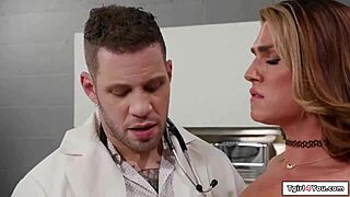 Paciente shemale Kalli Grace faz deepthroat 😍