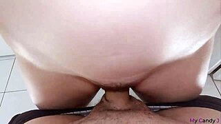 Wah, milf ini bikin aku cepat cum di celananya!