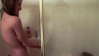 Simpson-tvillingene våkner opphissede, fingrer lidenskapelig i dusjen