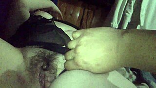 esposa gordita masturbándose part2 con mucho placer