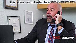 Διευθυντής καλεί την Allie Addison ενώ γαμιέται