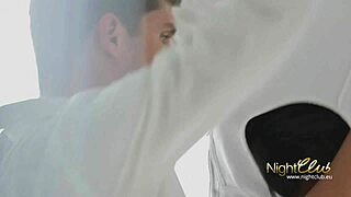 Немецкую брюнетку оттрахали сперма на ножки