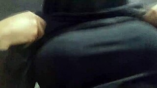 Arap milf büyük memeleriyle tahrik ediyor.