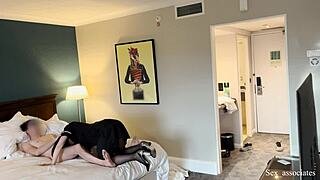 Hé, help me klaarkomen na pik flashen aan hotelmaid?