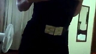 Denna mogna latina sprutar under sin intervju 😲